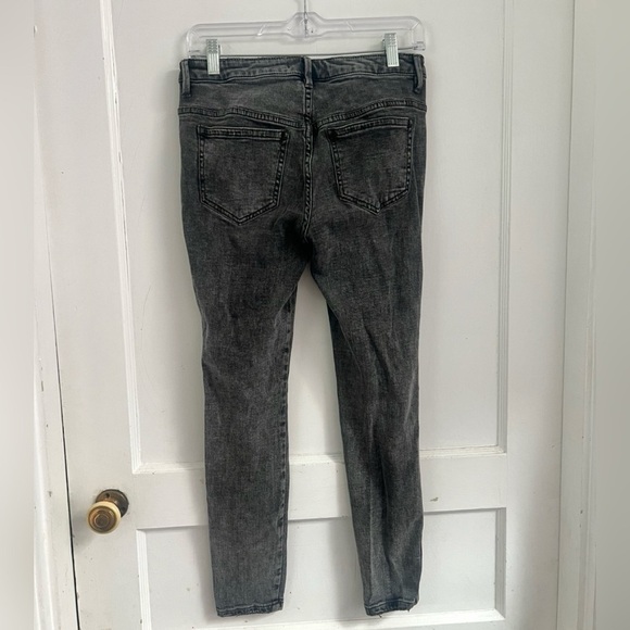 Free People Womens Black Washed Distressed Denim Skinny Jeans Size 26 $148 - Picture 3 of 3